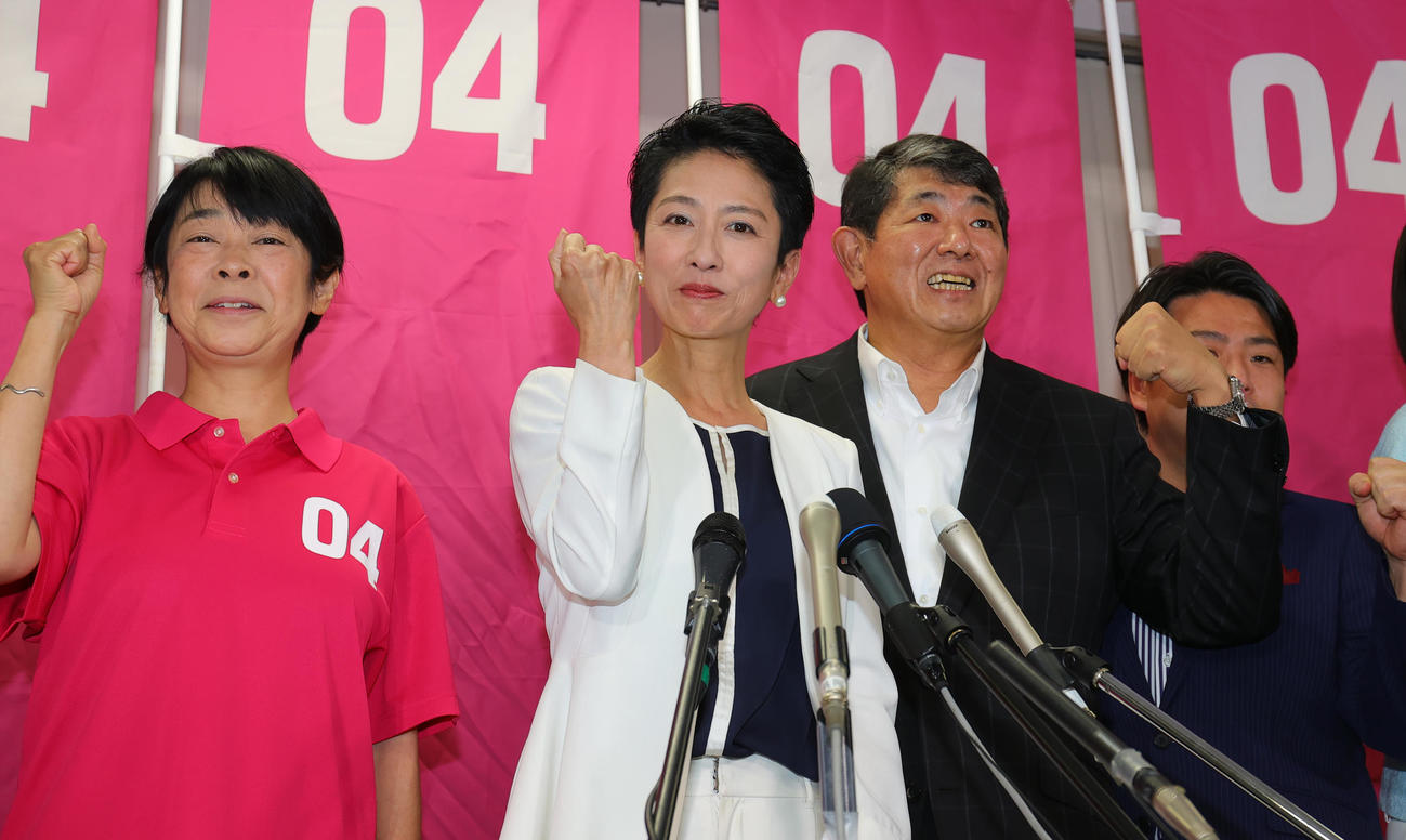 当選確実が出た立憲民主党の蓮舫氏（中央）は支援者、関係者たちと喜ぶ＝2022年7月10日（撮影・野上伸悟）