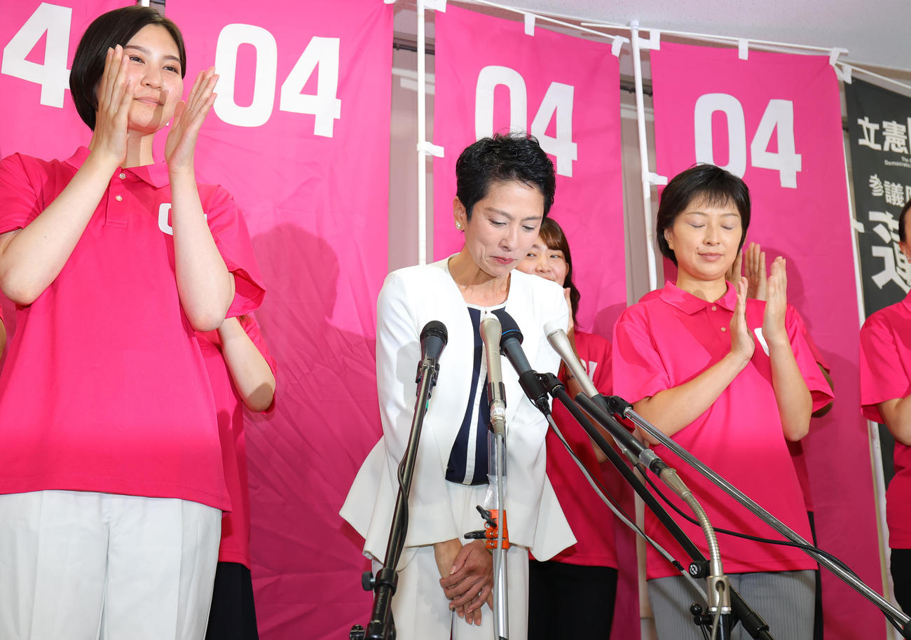 当選確実の報に感謝する立憲民主党の蓮舫氏（撮影・野上伸悟）
