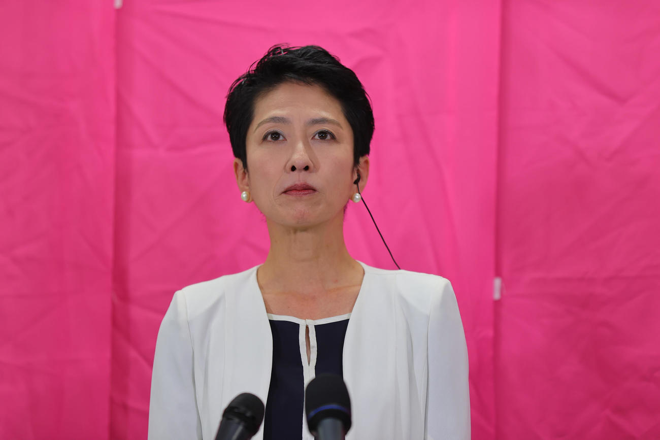 当選確実の報を受け取材に応じる立憲民主党の蓮舫氏＝（撮影・野上伸悟）