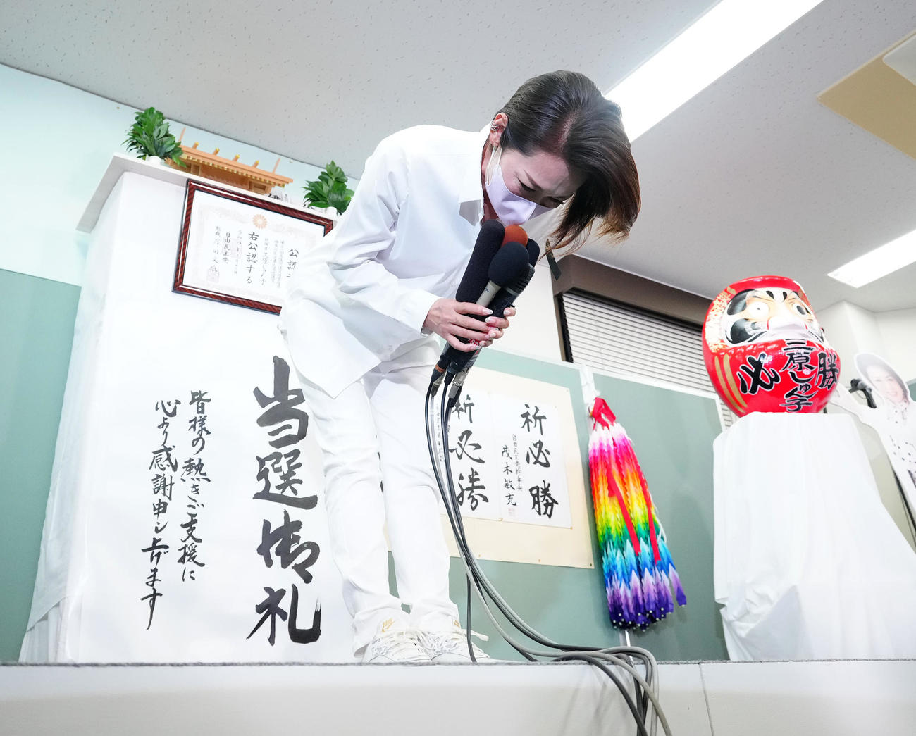 参院選神奈川選挙区で当選確実となり、一礼する自民党の三原じゅん子氏（撮影・江口和貴）