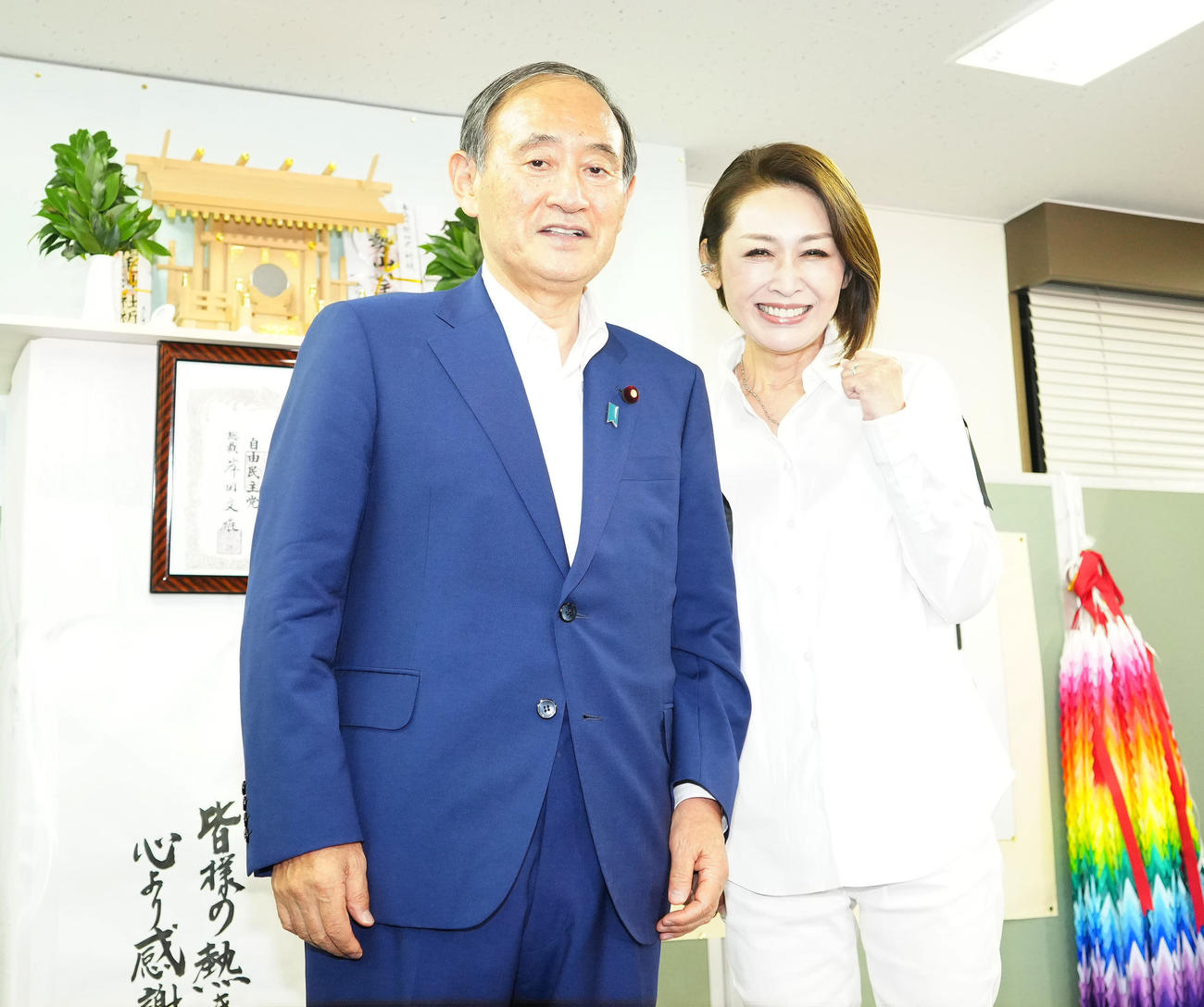 参院選神奈川選挙区で当選確実となり、菅前首相（左）と写真に納まる自民党の三原じゅん子氏（撮影・江口和貴）