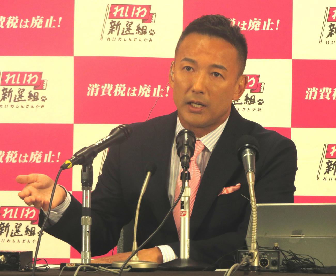 テレビの選挙特番に出演して手振りを交えて答えるれいわ新選組の山本太郎代表（撮影・寺沢卓）