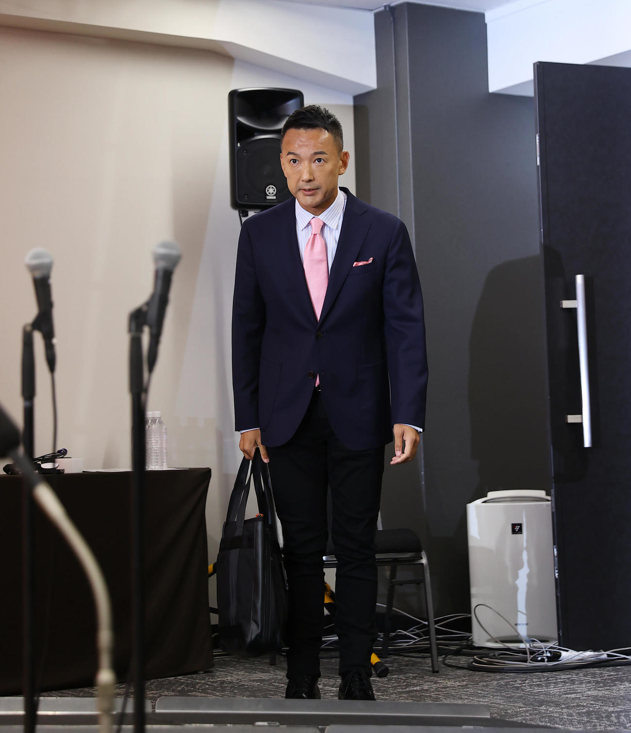 会場に入り一礼するれいわ新選組の山本太郎代表（撮影・垰建太）
