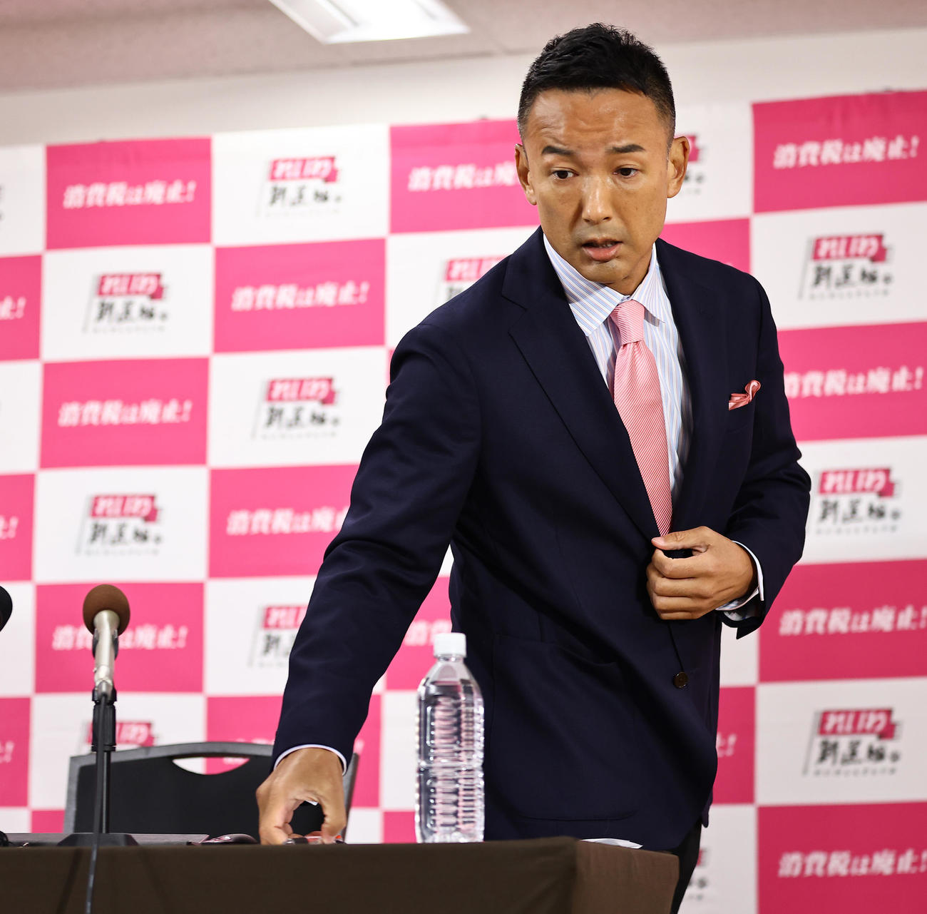 会場に入りモニターを見つめるれいわ新選組の山本太郎代表（撮影・垰建太）