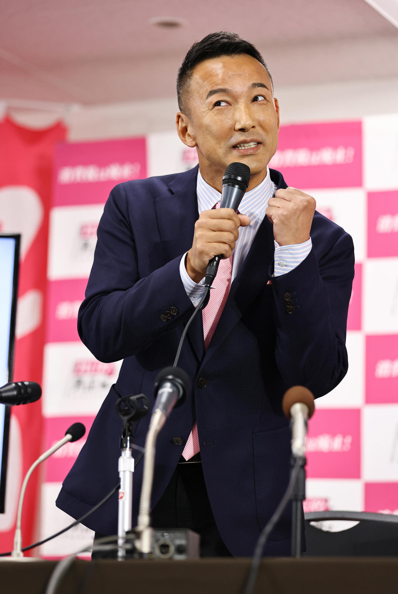 おどけるれいわ新選組の山本太郎代表（撮影・垰建太）