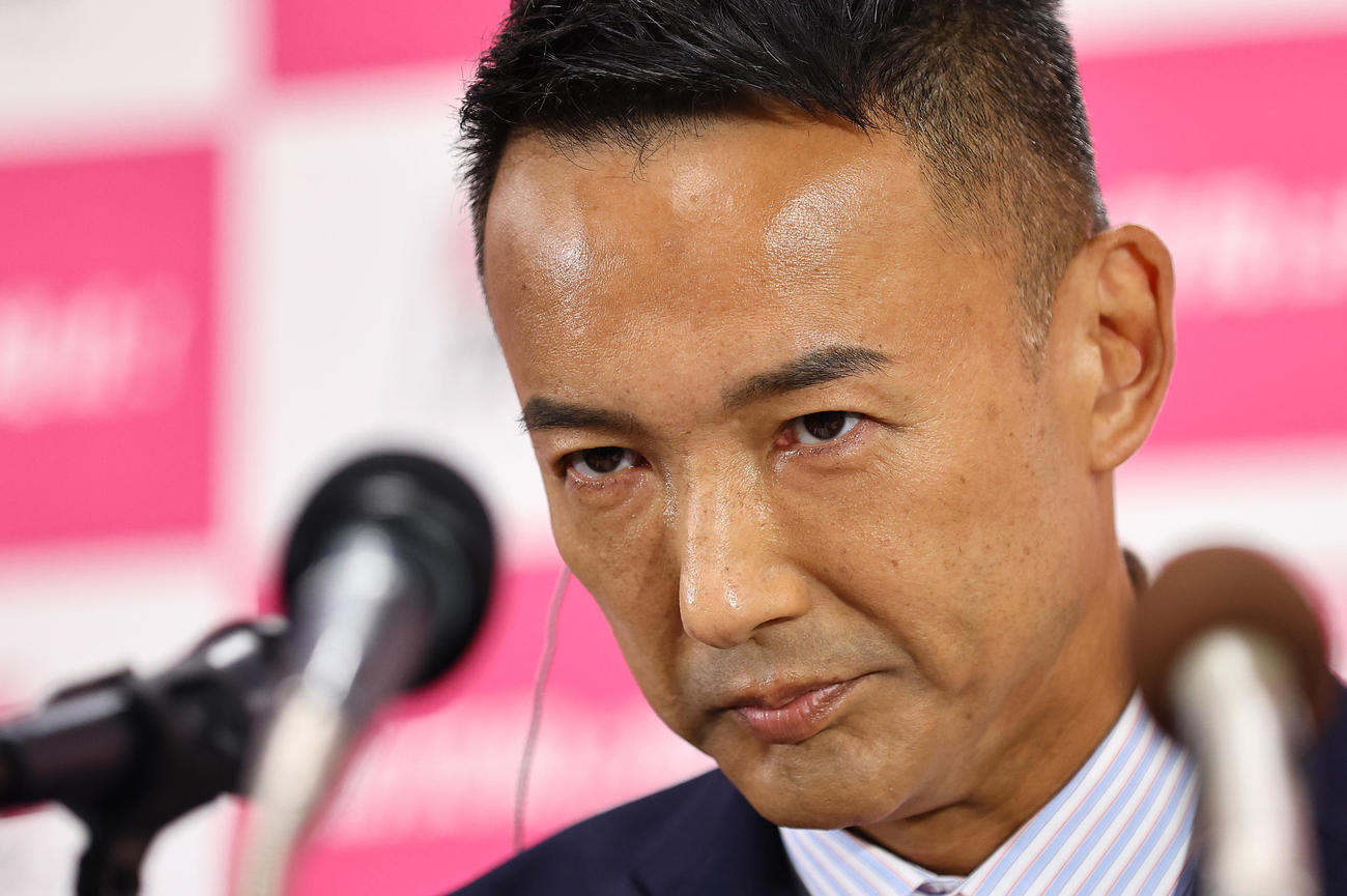 鋭い表情でモニターを見つめるれいわ新選組の山本太郎代表（撮影・垰建太）