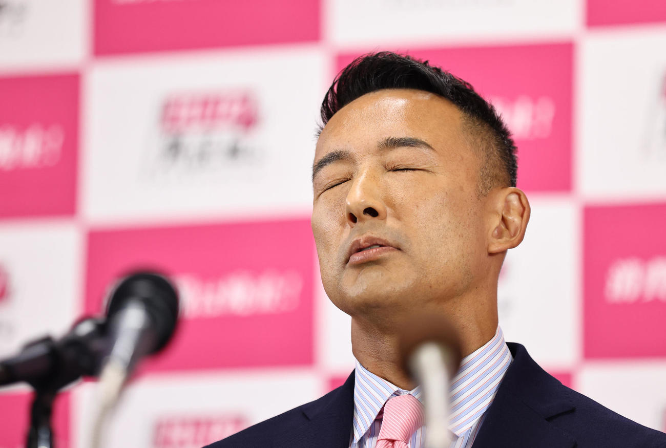 目をつぶるれいわ新選組の山本太郎代表（撮影・垰建太）