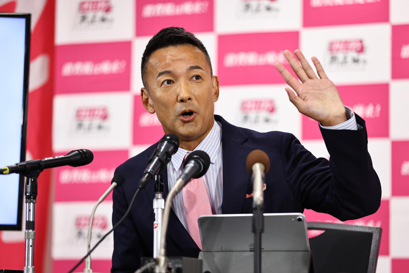 会場に入りカメラに手を振る、れいわ新選組の山本太郎代表（撮影・垰建太）