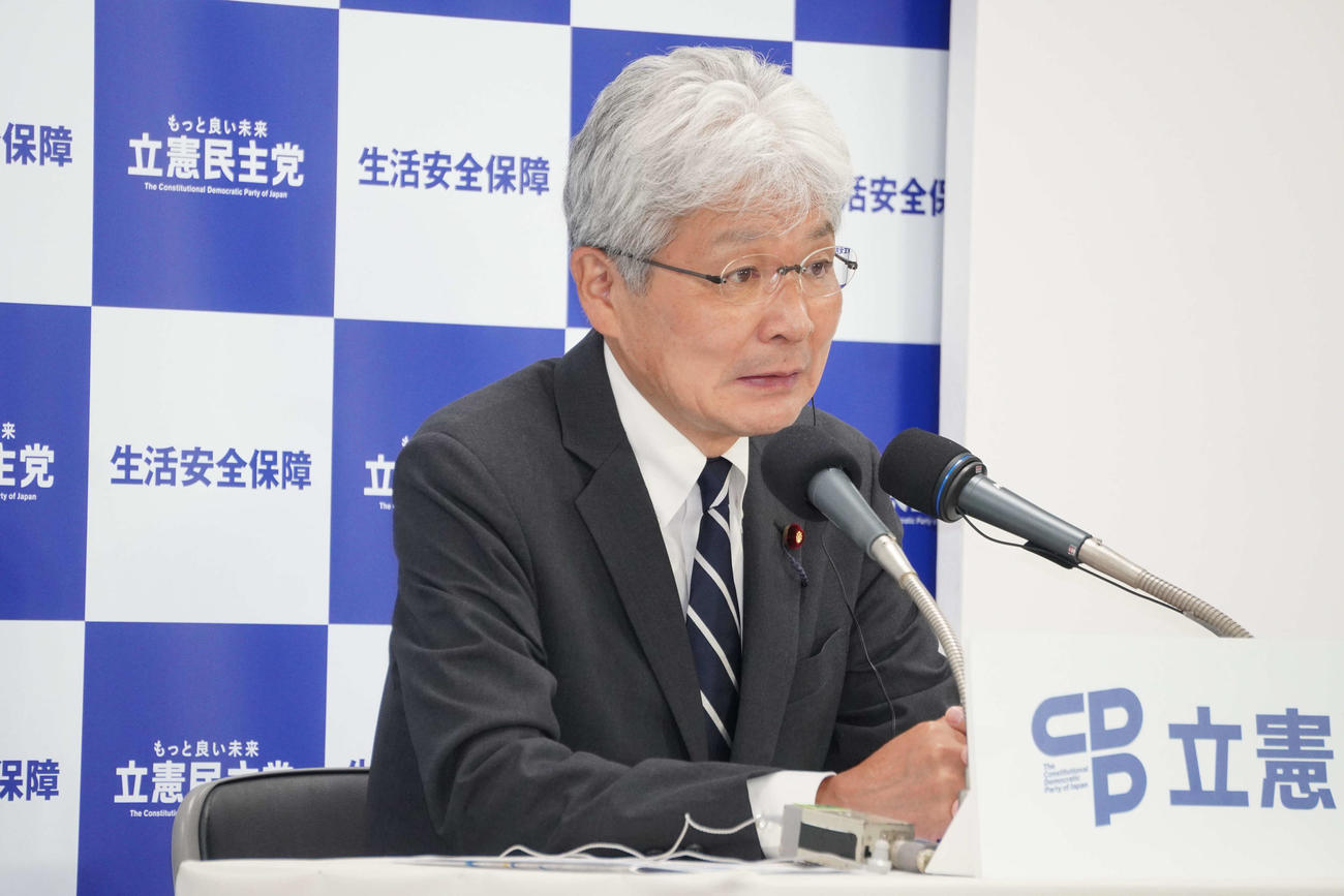 参院選の投開票で取材に応える立憲民主党の逢坂誠二代表代行（撮影・沢田直人）