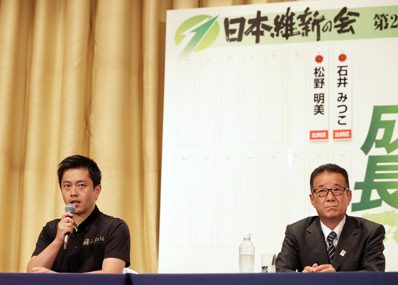 会見に臨む日本維新の会の松井代表（右）と吉村副代表（撮影・前田充）