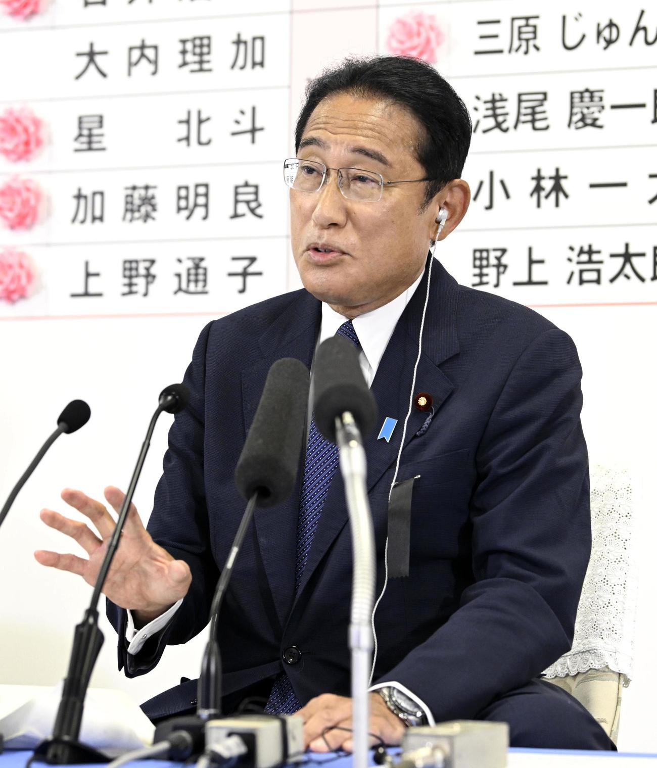 開票センターでテレビ局のインタビューに答える自民党総裁の岸田首相（共同）
