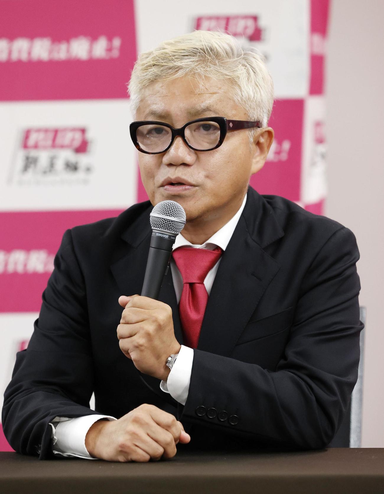 比例代表で当選を決め、記者会見するれいわ新選組の水道橋博士氏（共同）