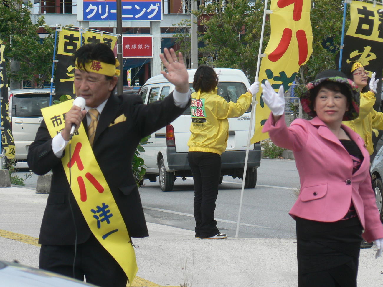 伊波洋一氏と福島瑞穂氏（右）（2012年2月）
