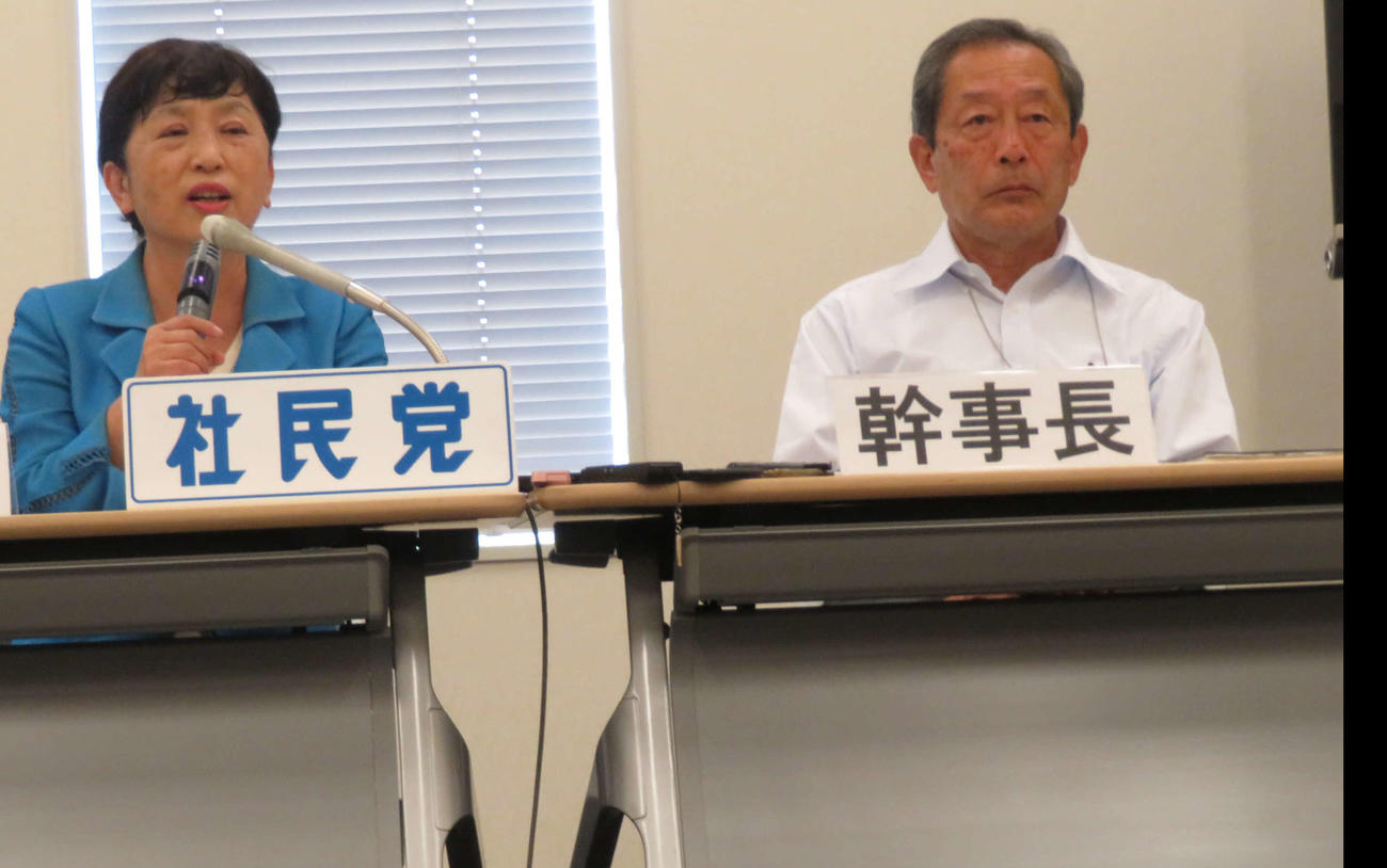 会見に臨む、社民党の福島瑞穂党首と服部良一幹事長（撮影・村上幸将）