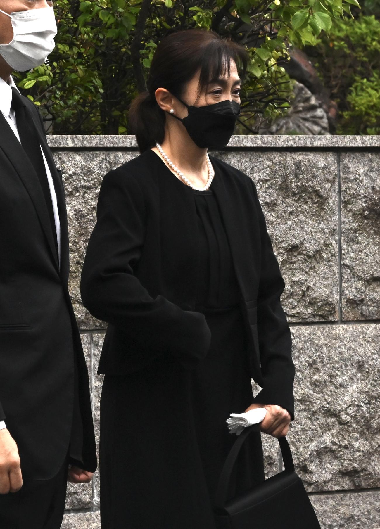 亡くなった安倍晋三元首相の自宅を去る生稲晃子氏（撮影・滝沢徹郎）