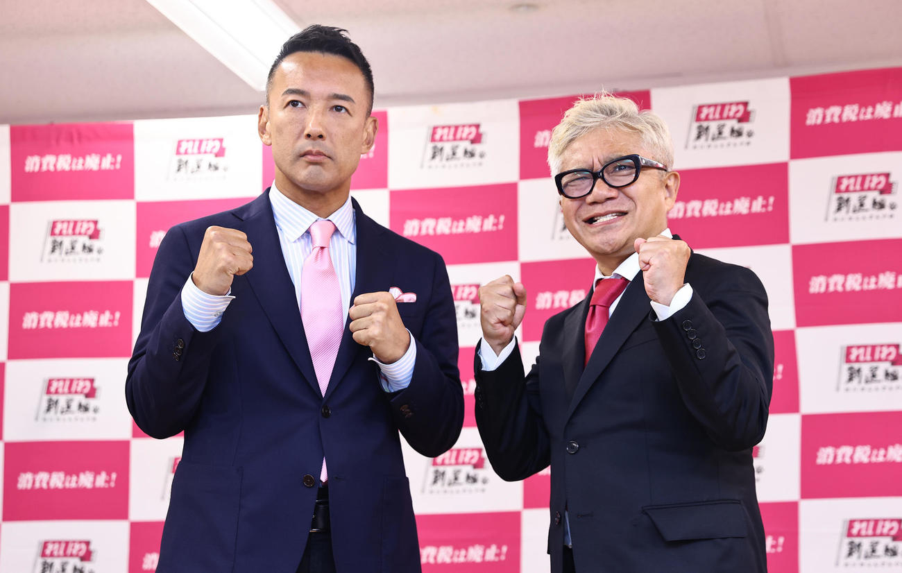当選確実となり並んで写真に納まるれいわ新選組の水道橋博士氏（右）と山本太郎代表（撮影・垰建太）