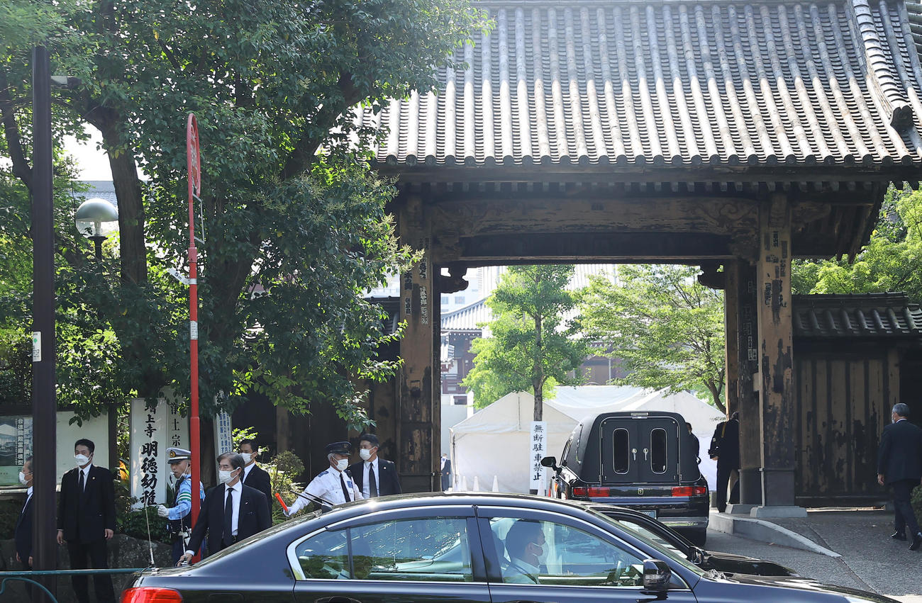 増上寺に入る故安倍晋三元首相の遺体を乗せた霊きゅう車の車列（撮影・垰建太）