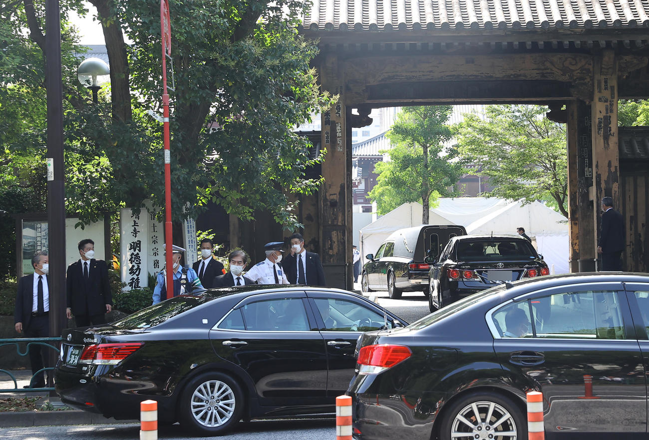 増上寺に入る故安倍晋三元首相の遺体を乗せた霊きゅう車の車列（画像は一部加工）（撮影・垰建太）