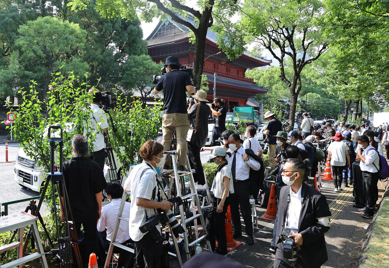 増上寺前の報道陣（撮影・垰建太）