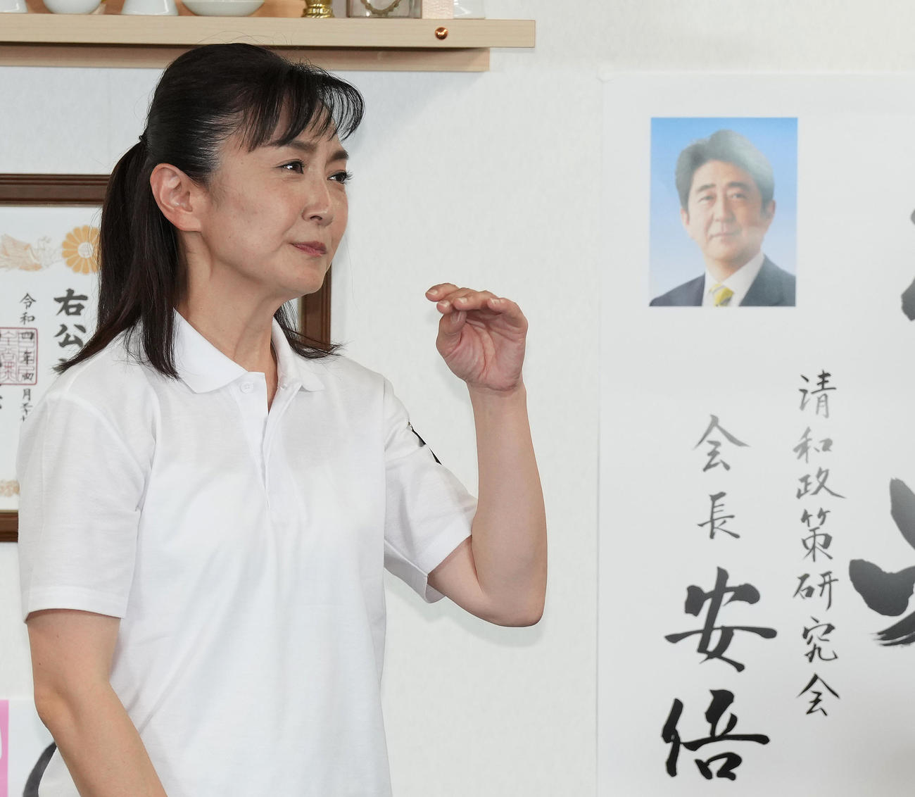 参院選で当選し、安倍氏の写真を横目に感極まる生稲氏（2022年7月10日撮影）