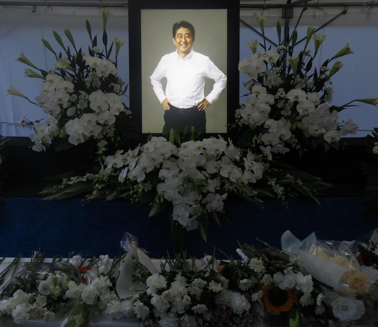 増上寺に設置された献花台に飾られた安倍元首相の遺影（撮影・寺沢卓）