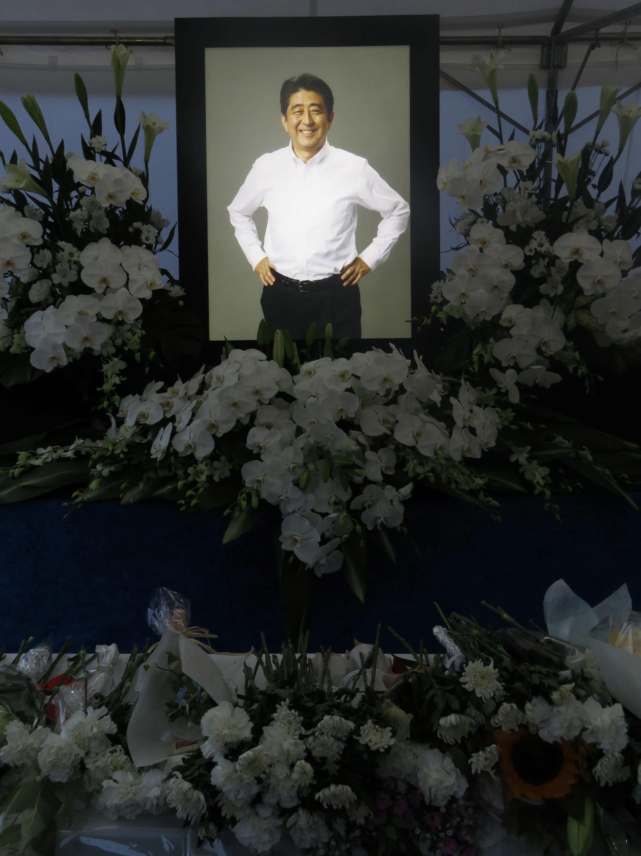 増上寺に設置された献花台に飾られた安倍元首相の遺影（撮影・寺沢卓）