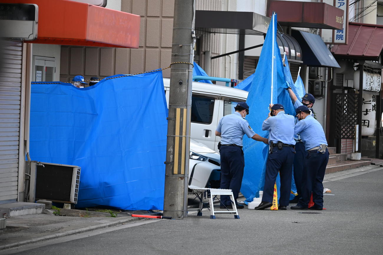 奈良市内の宗教団体の関連施設を現場検証する奈良県警（撮影・松浦隆司）