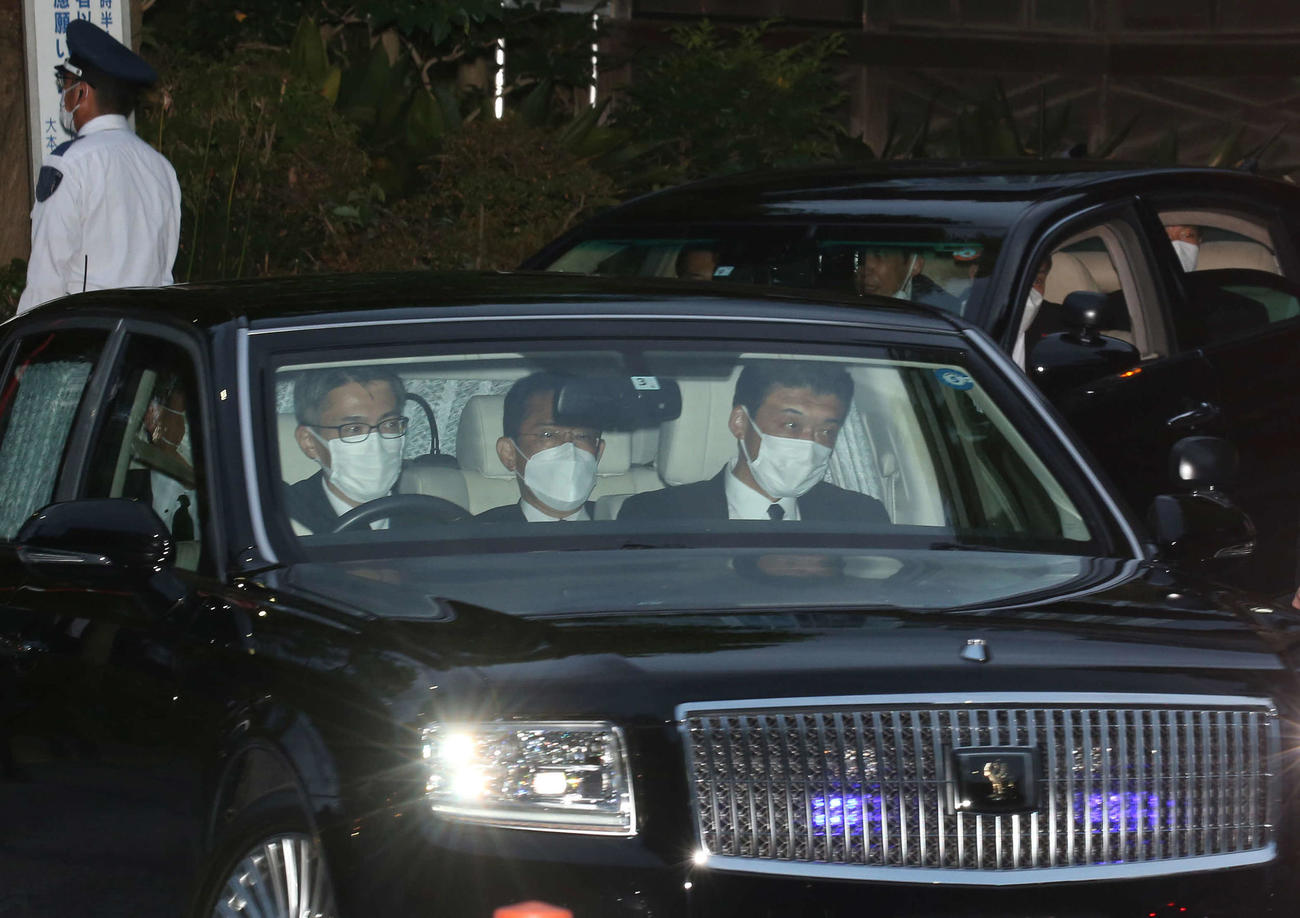 安倍元首相の通夜が営まれた増上寺を後にする岸田首相（撮影・宮地輝）