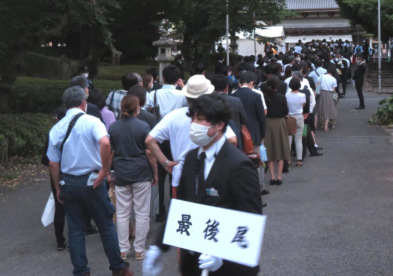 一般の献花台の入り口には長蛇の列ができた（撮影・寺沢卓）