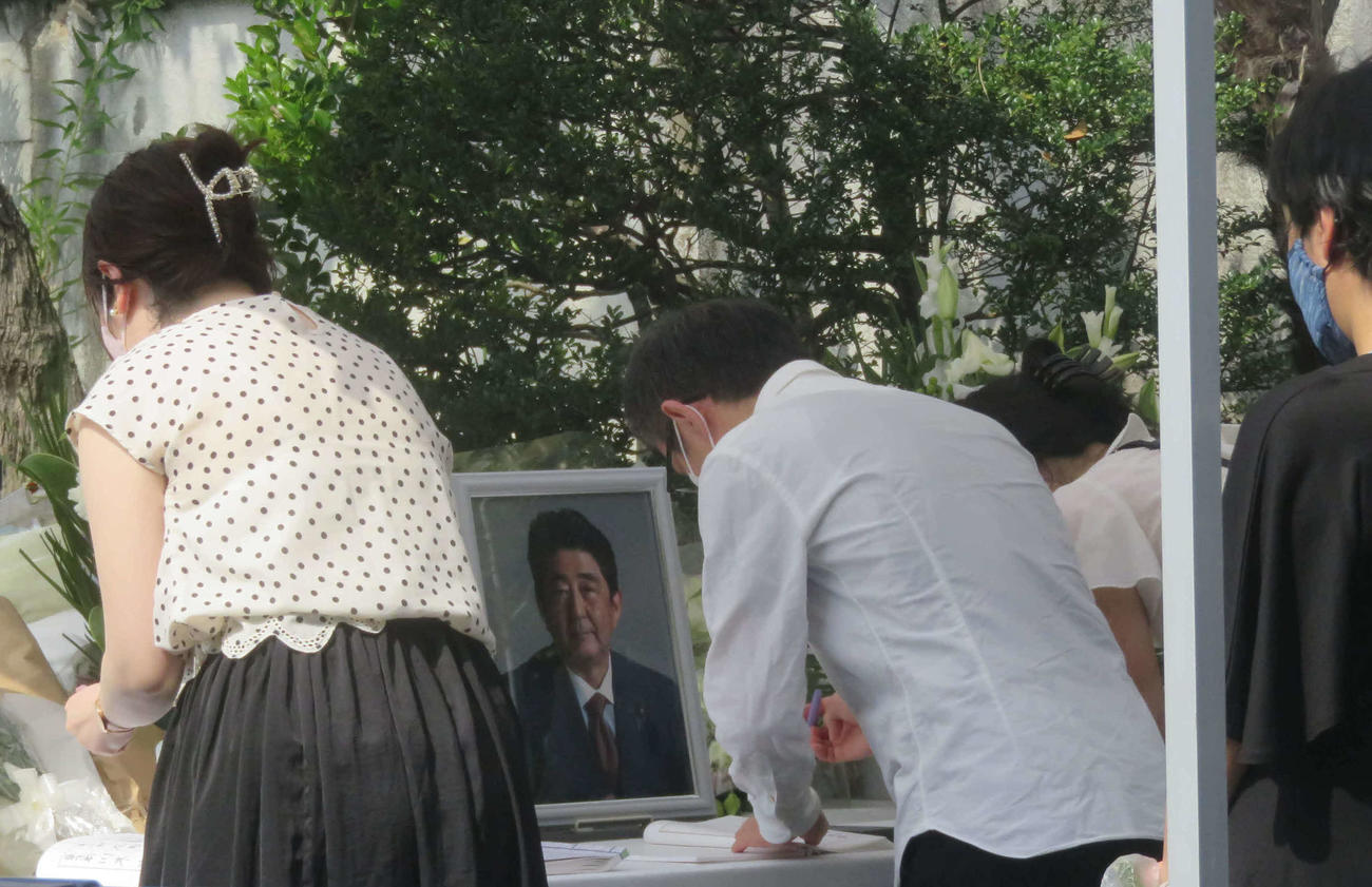 自民党本部に故安倍晋三元首相を追悼する献花台が設置され、花束を手にした長い列ができた（撮影・大上悟）
