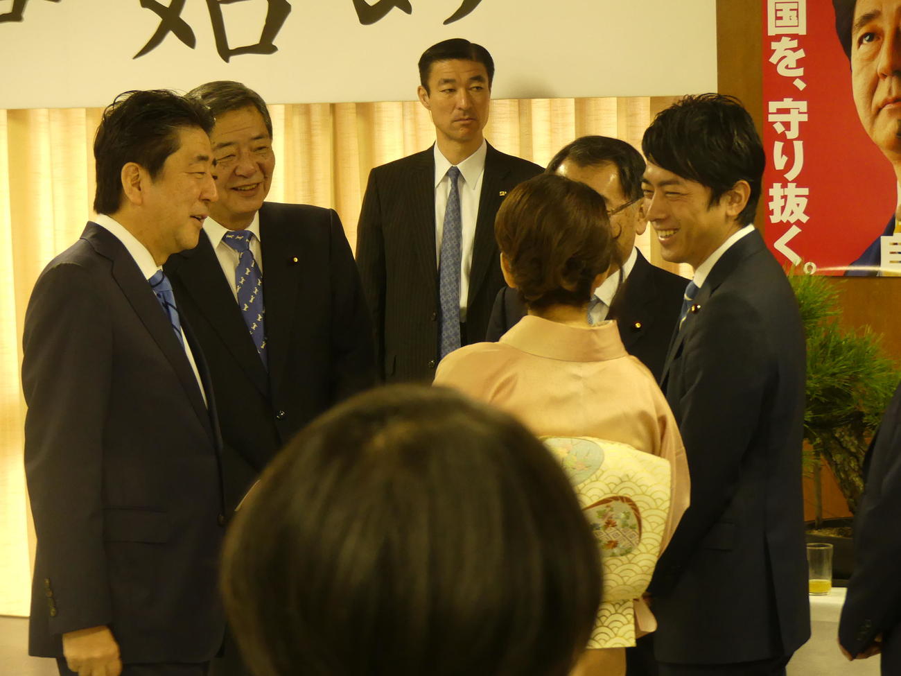 自民党の仕事始めで、小泉進次郎筆頭副幹事長（右）らと談笑する安倍晋三首相（18年1月5日）