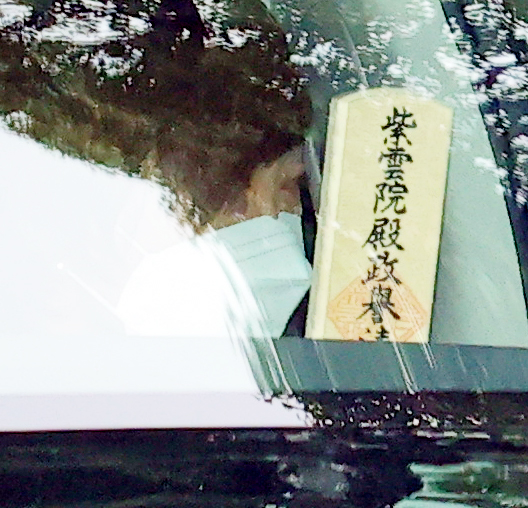 葬儀を終え、位牌（いはい）を抱え会場を出る安倍晋三元首相夫人の昭恵さん（撮影・野上伸悟）