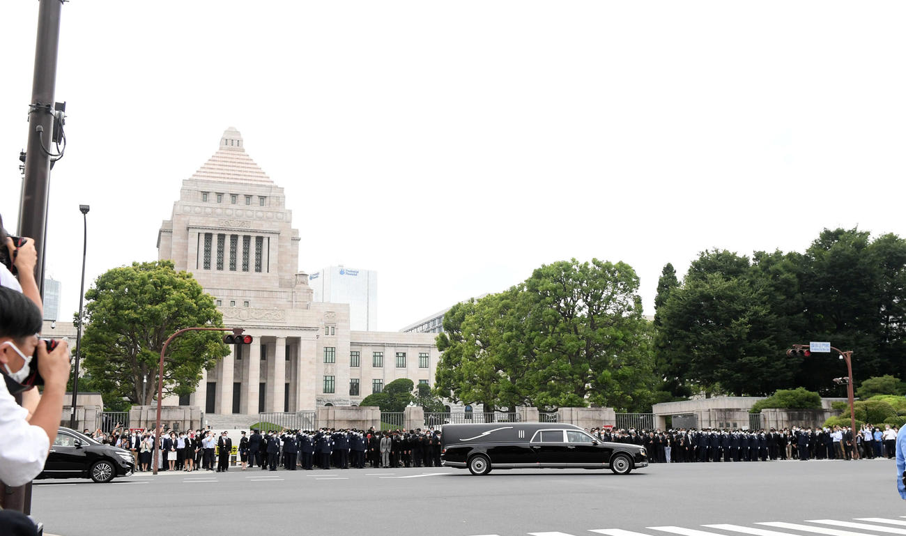 安倍晋三元首相の遺体を乗せた霊きゅう車が国会議事堂の前を通過する＝午後3時5分（撮影・たえ見朱実）