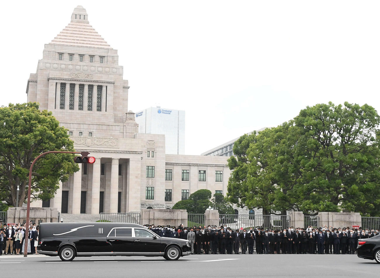 安倍晋三元首相の遺体を乗せた霊きゅう車が国会議事堂の前を通過する＝午後3時5分（撮影・たえ見朱実）