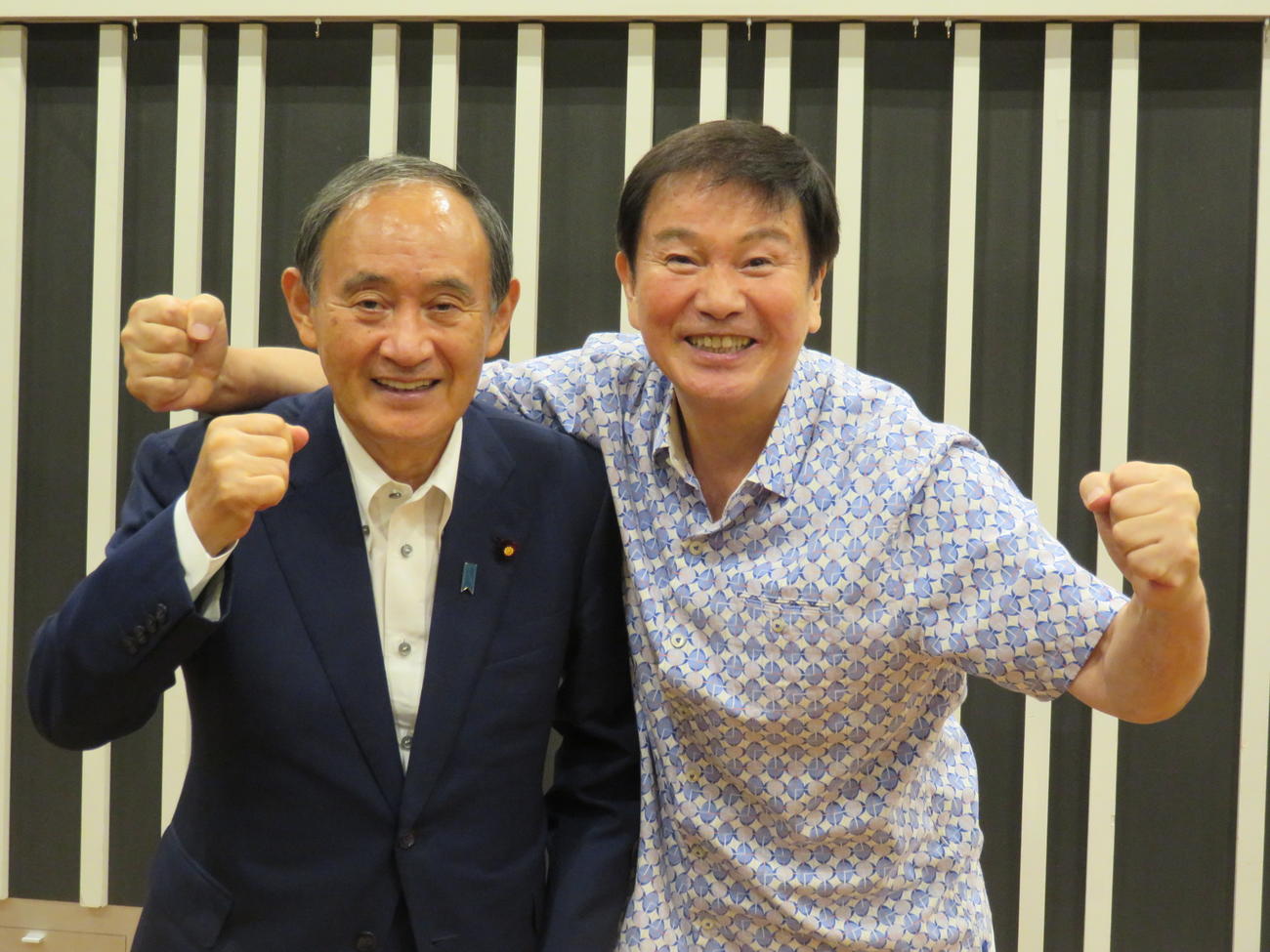 森田健作（右）がパーソナリティーを務めるラジオ番組にゲスト出演した菅義偉前首相