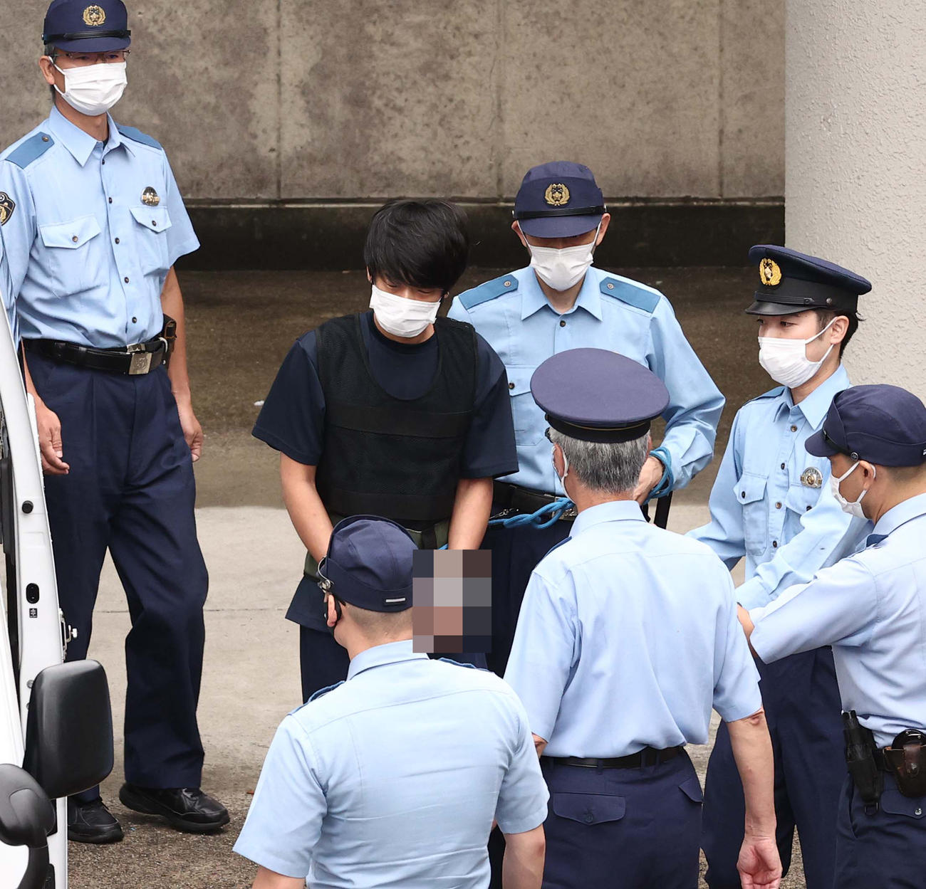 奈良西警察署から送検される山上容疑者（一部加工）（22年7月10日）