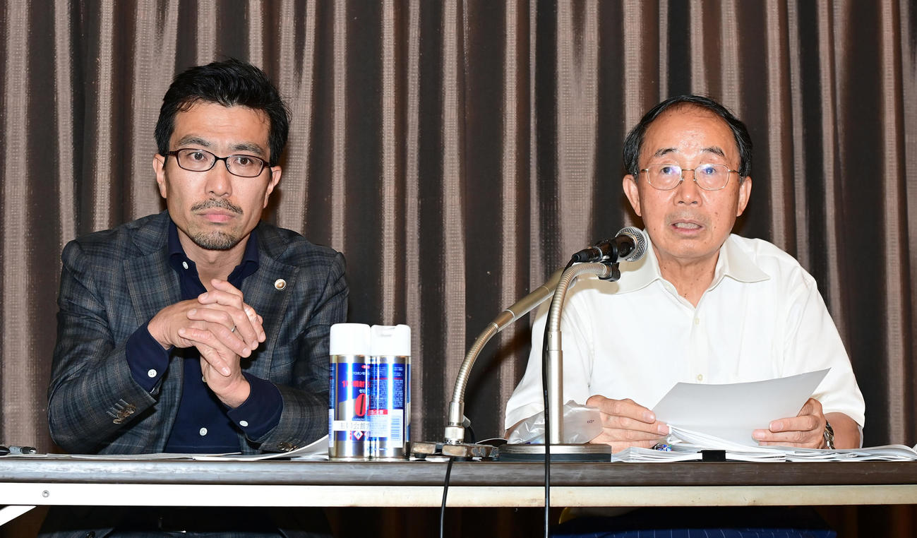 世界平和統一家庭連合（旧統一教会）の会見を受けて記者会見を行った全国霊感商法対策弁護士連絡会事務局長の川井康雄弁護士（左）と代表世話人の山口広弁護士（撮影・小沢裕）