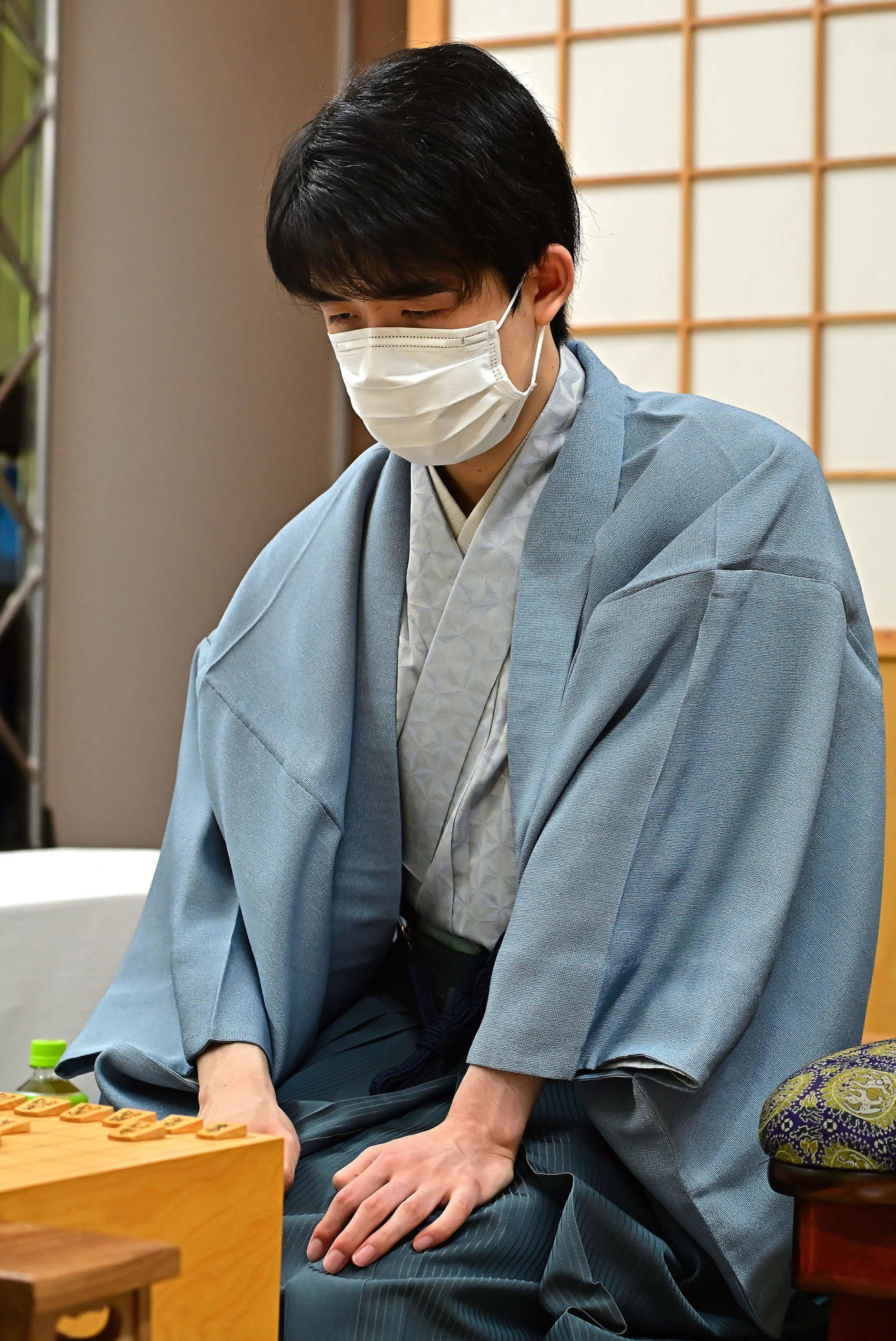 「お～いお茶杯王位戦7番勝負第2局」に臨む藤井聡太王位（日本将棋連盟提供）
