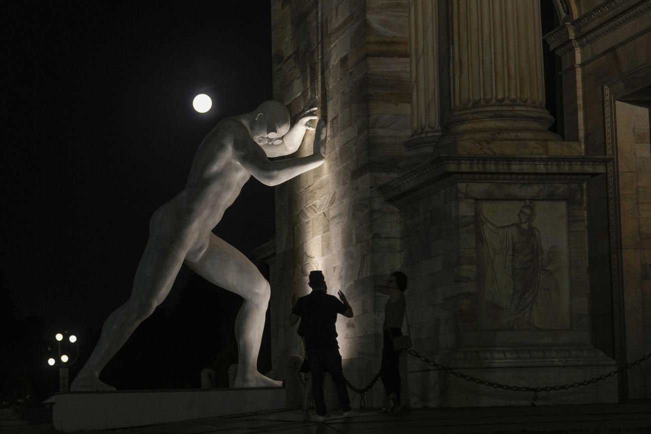 イタリア・ミラノで撮影されたスーパームーン(AP)
