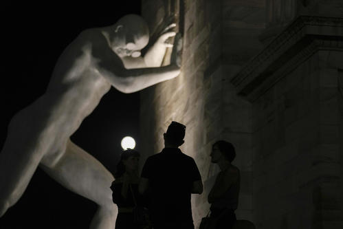 イタリア・ミラノで撮影されたスーパームーン(AP)
