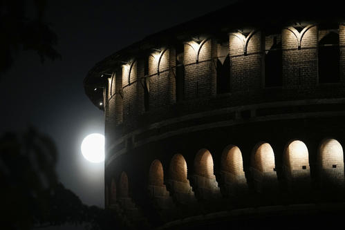 イタリア・ミラノのスフォルツェスコ城とスーパームーン（AP)