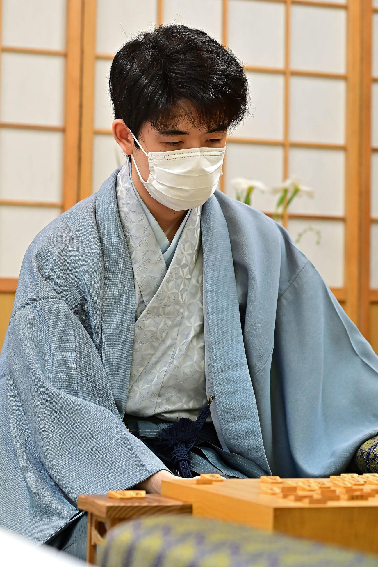 2日目の対局に臨む藤井聡太王位（日本将棋連盟提供）