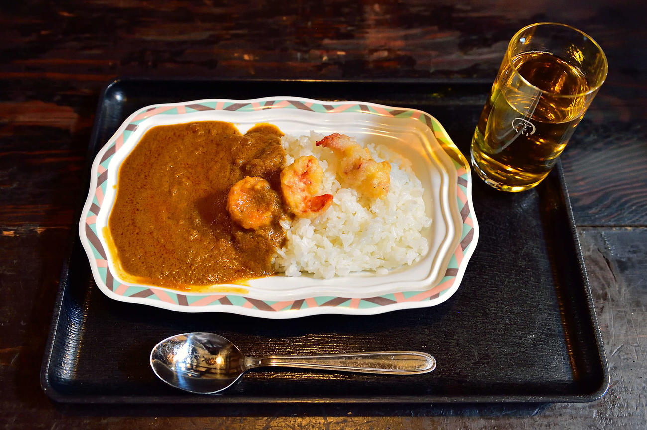 2日目の昼食は両対局者ともに、豊平峡温泉「ONSEN食堂」の「エビカレー」（日本将棋連盟提供）