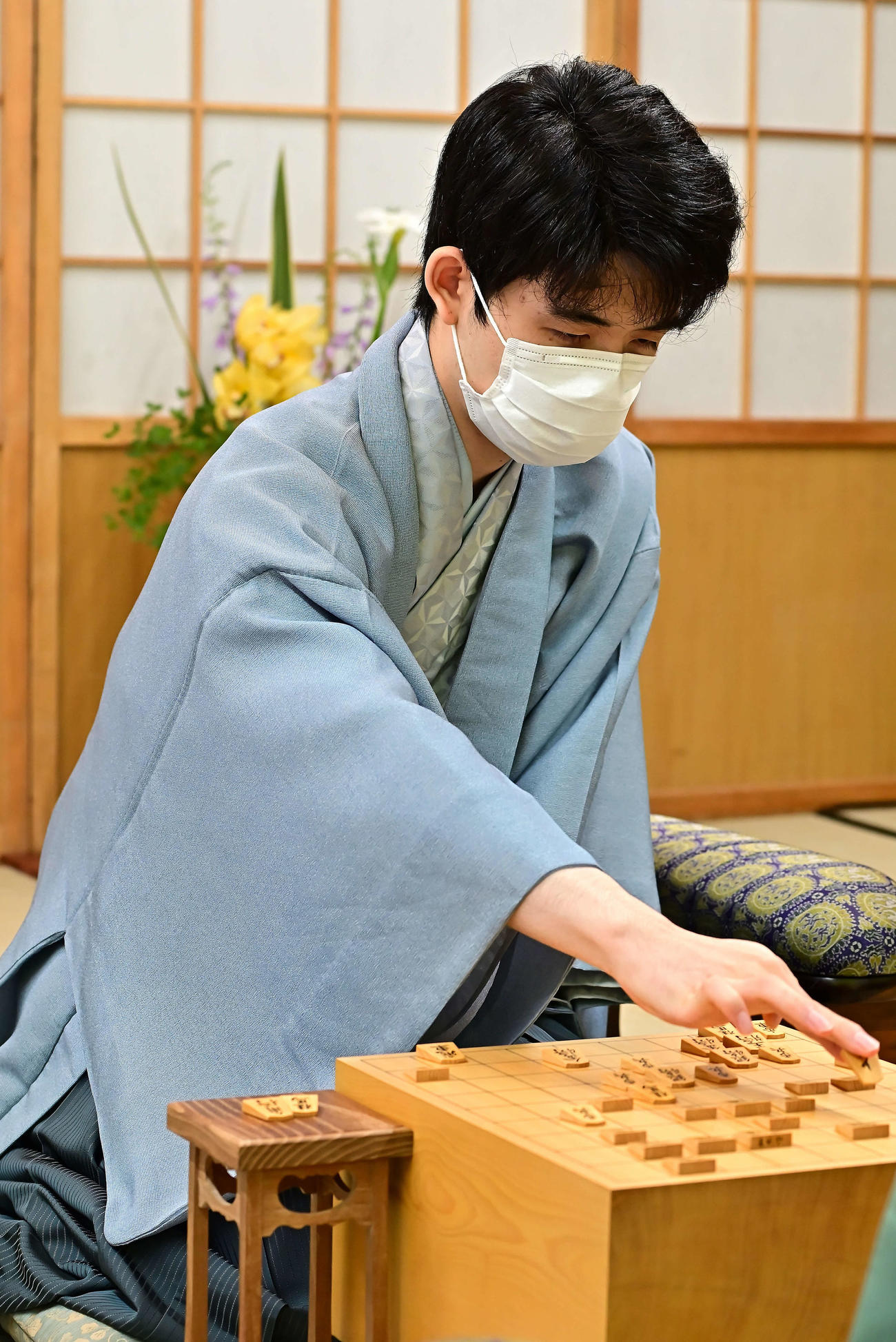 2日目の対局に臨む藤井聡太王位（日本将棋連盟提供）