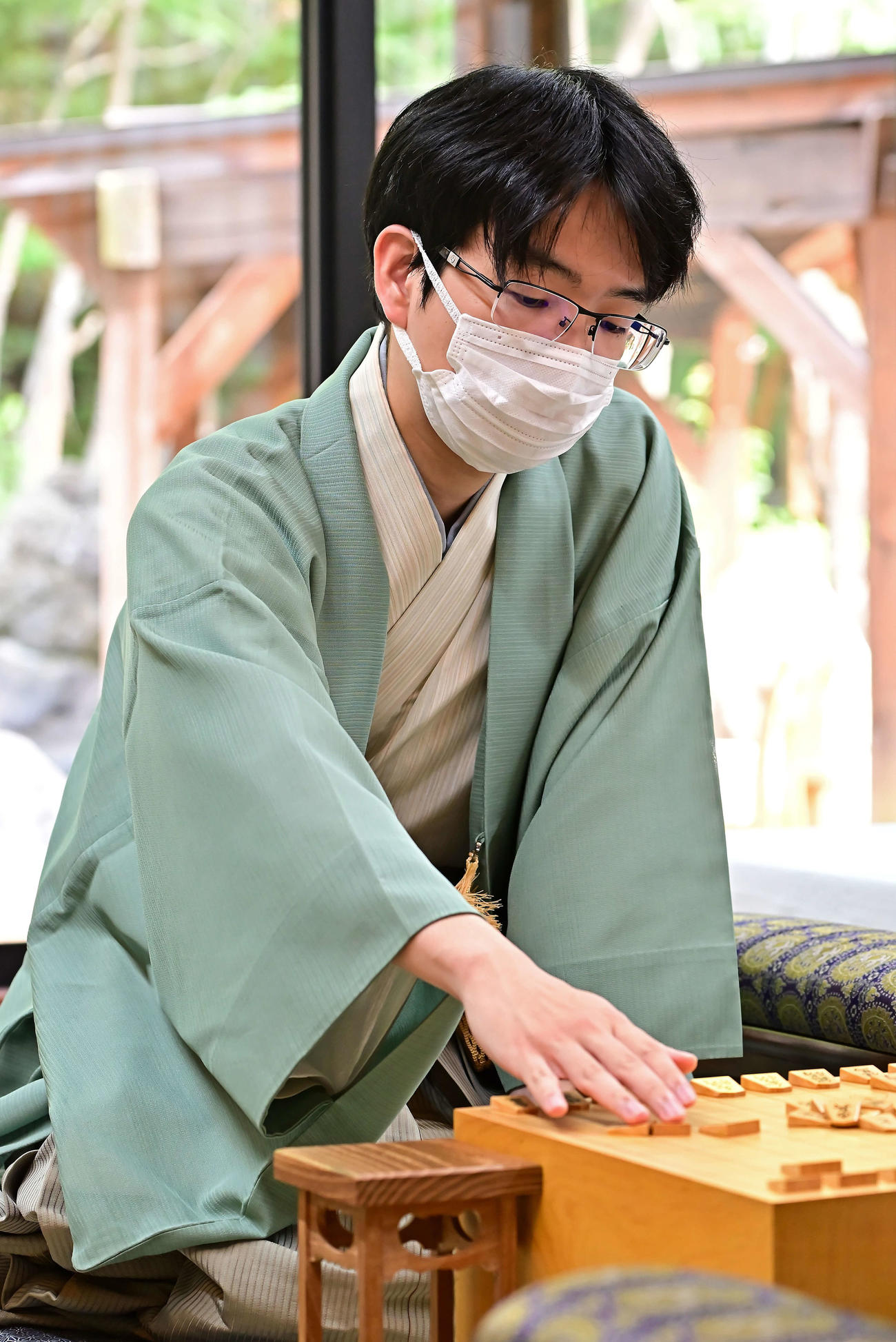 2日目の対局に臨む豊島将之九段（日本将棋連盟提供）