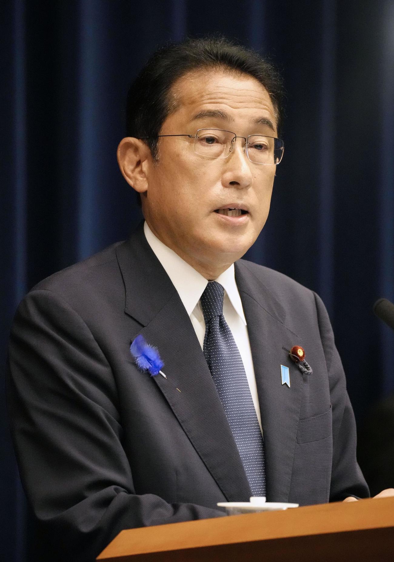 記者会見する岸田首相。新型コロナウイルス対策として、ワクチンの4回目接種拡大などを表明した（共同）