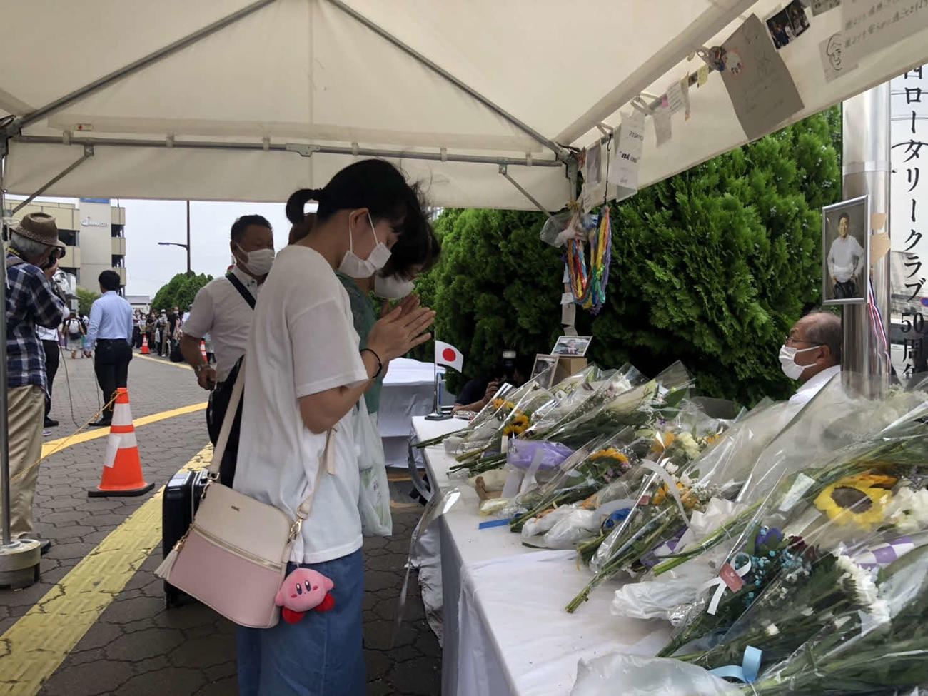 安倍晋三元首相が銃撃されてから1週間が過ぎた15日、大勢の人が献花台で手を合わせた（撮影・益子浩一）