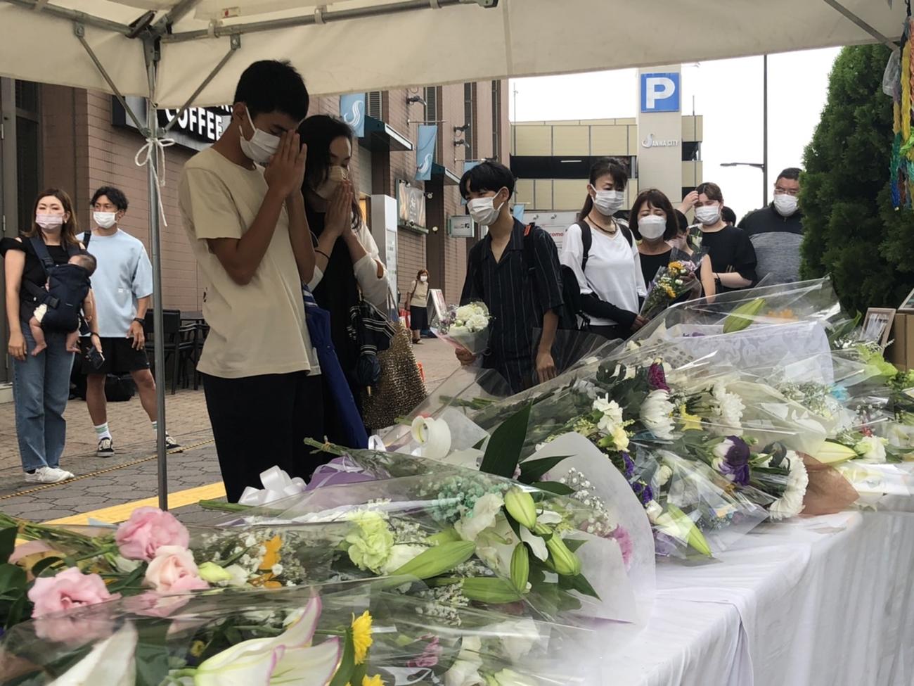 安倍晋三元首相が銃撃されてから1週間が過ぎた15日、大勢の人が献花台で手を合わせた（撮影・益子浩一）