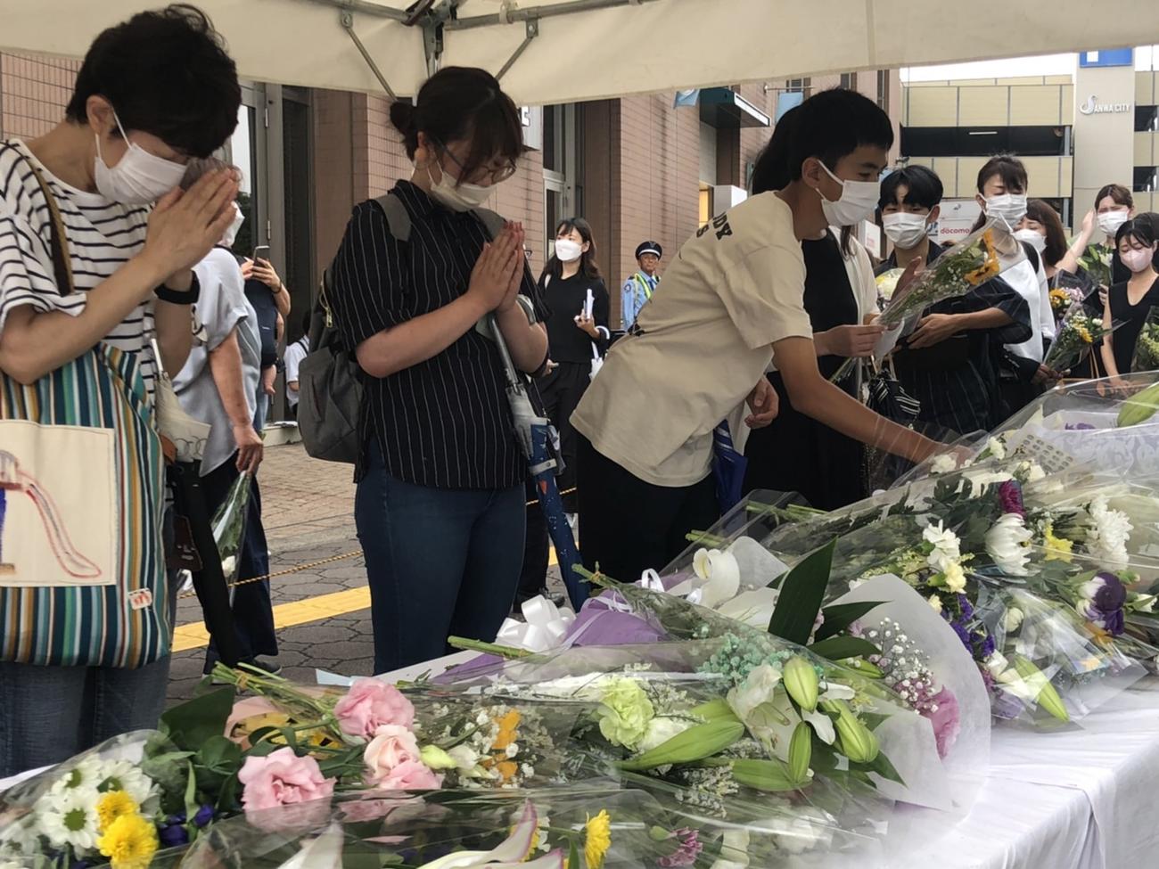 安倍晋三元首相が銃撃されてから1週間が過ぎた15日、大勢の人が献花台で手を合わせた（撮影・益子浩一）