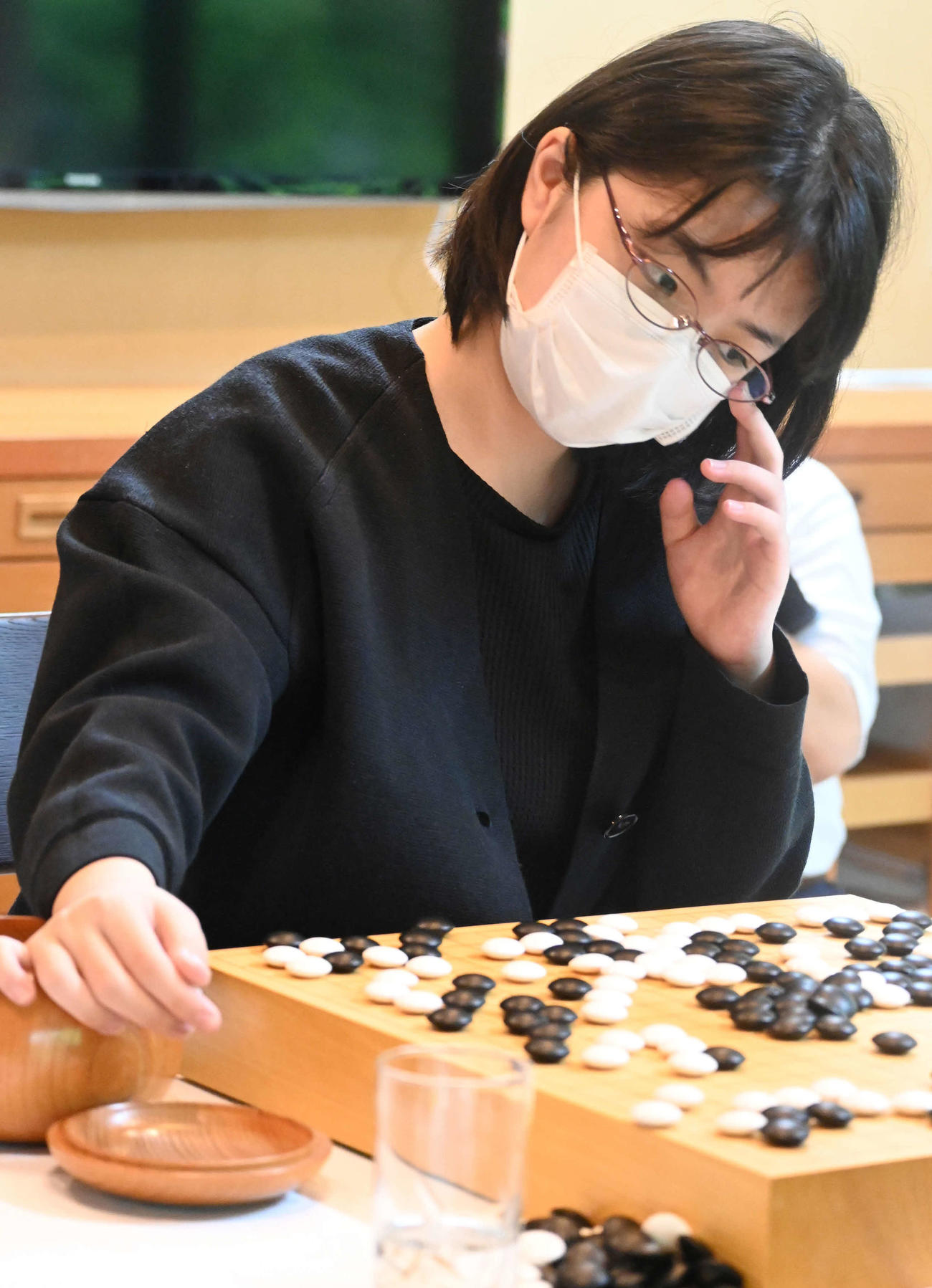 終局後、感想戦を行う仲邑菫二段（撮影・松浦隆司）